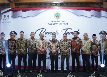 Bupati dan Wakil Bupati Pati, Sudewo dan Risma Ardhi Chandra, foto bersama para tokoh dalam acara ramah-tamah. (Setyo Nugroho/Harianmuria.com)