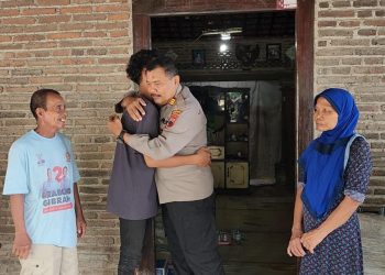 Kapolsek Tlogowungu AKP Mujahid memeluk AAP (16), pelajar yang mencuri pisang untuk adiknya. (Setyo Nugroho/Harianmuria.com)