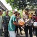 Wakapolres Demak Kompol Satya Adi Nugraha menyerahkan bantuan kepada korban kebakaran. (Burhan Aslam/Harianmuria.com)