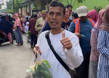 Warga mengantre untuk mendapat paket bahan makanan gratis dari Pasar Rakyat di Masjid Djauharotul Imamah. (Istimewa/Harianmuria.com)