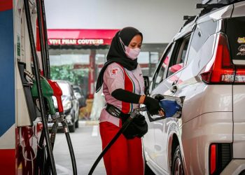 Petugas melayani pengisian bahan bakar minyak (BBM) di SPBU. (Istimewa/Harianmuria.com)