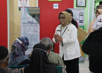 Wakil Bupati Blora Sri Setyorini menyapa warga saat melakukan sidak pelayanan publik. (Dok. Pemkab Blora/Harianmuria.com)