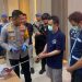 Pelaku saat mempraktikkan adegan pencurian HP menggunakan tongsis. (Dok. Polres Demak/Harianmuria.com)