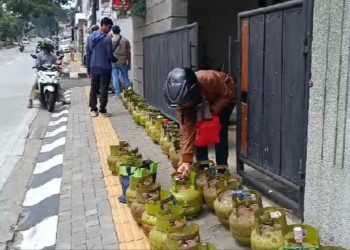 Seorang warga mengantre gas elpiji tiga kilogram di salah satu pangkalan di Argomulyo, Kota Salatiga. (Angga Rosa/Harianmuria.com)