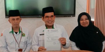 Kepala MAN Salatiga Munawir (tengah) menunjukkan surat undangan bagi alumni untuk mengambil ijazah di sekolah tersebut. (Angga Rosa/Harianmuria.com)