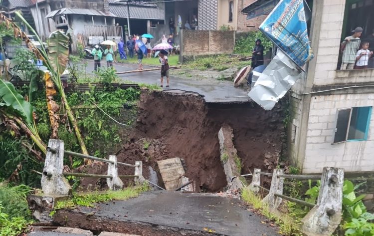 Jembatan di Sidorejo, Salatiga ambrol setelah diguyur hujan dera. (Dok. BPBD Salatiga/Harianmuria.com)