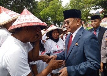 Petani Pundenrejo menangis saat menyalami Bupati Pati Sudewo di depan gedung DPRD Kabupaten Pati. (Setyo Nugroho/Harianmuria.com)