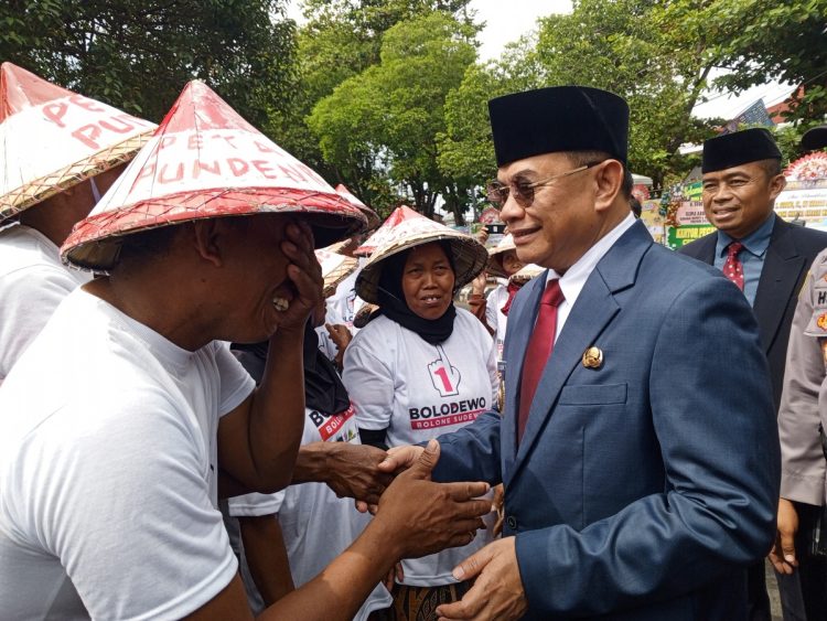 Usai Sertijab, Bupati Pati Sudewo Dihadang Petani Pundenrejo - Harianmuria Petani Pundenrejo menangis saat menyalami Bupati Pati Sudewo di depan gedung DPRD Kabupaten Pati. (Setyo Nugroho/Harianmuria.com)