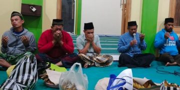 Warga Dusun Gamol memanjatkan doa untuk para leluhur saat mengikuti tradisi Punggahan. (Istimewa/Harianmuria.com)