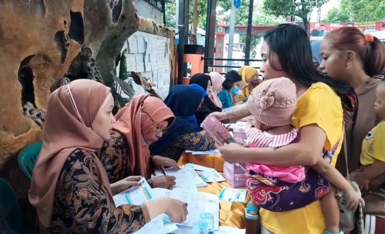 Masyarakat memanfaatkan program pemeriksaan kesehatan gratis di salah satu Puskesmas di Pati. (Mutia parasti/Harianmuria.com)