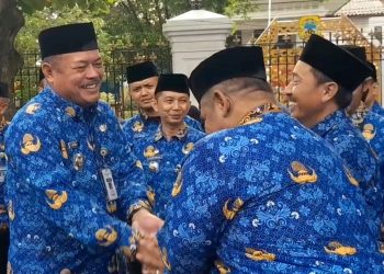 Penjabat Bupati Pati Sujarwanto Dwiatmoko (kiri) menyalami jajaran birokrasi Pemkab Pati seusai apel pagi. (Mutia Parasti/Harianmuria.com)