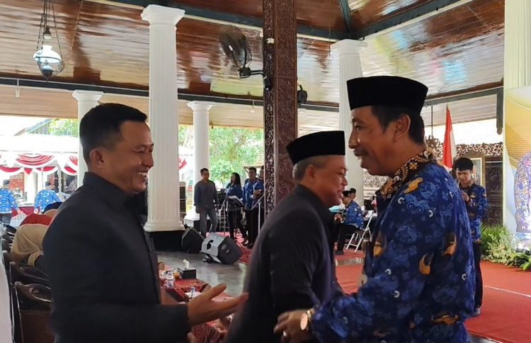 Bupati Rembang Abdul Hafidz (kanan) menyalami aparatur sipil negara di Pemkab Jepara dalam acara Pamit Undur Diri. (Vicky Rio/Harianmuria.com)