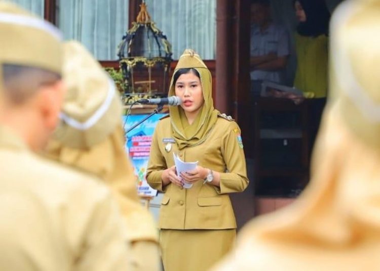 Wakil Bupati Kudus Bellinda Putri Sabrina Birton saat perdana memimpin apel rutin ASN. (Nisa HS/Harianmuria.com)
