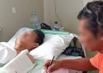 Petugas kepolisian menggali informasi dari korban di RSUD Soewondo Pati, Senin (24/2/2025). (Dok.Polsek Pucakwangi/Harianmuria.com)