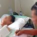 Petugas kepolisian menggali informasi dari korban di RSUD Soewondo Pati, Senin (24/2/2025). (Dok.Polsek Pucakwangi/Harianmuria.com)