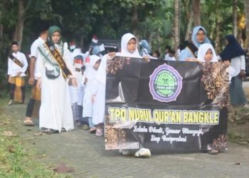 Para santri TPQ Nurul Qur'an mengikuti pawai ta'aruf. (Dok. TPQ Nurul Qur'an/Harianmuria.com)