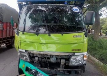 Bagian depan truk ringsek setelah kecelakaan beruntun di Jalan Pantura Demak-Kudus. (Istimewa/Harianmuria.com)