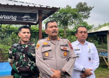 Kapolsek Tlogowungu AKP Mujahid (tengah) seusai acara sosialisasi kamtibmas kepada warga Desa Gunungsari. (Dok. Polsek Tlogowungu/Harianmuria.com)