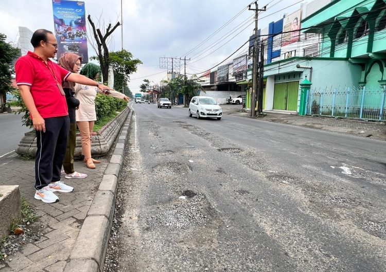 Kondisi ruas Jalan Brigjen Sudiarto di Kota Semarang sebelum dilakukan perbaikan. (Dok. Ombudsman jateng/Harianmuria.com)