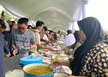 Warga Kudus antre menikmati menu makanan gratis dalam Pesta Rakyat yang digalang PKL Citywalk. (Nisa HS/Harianmuria.com)
