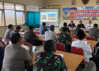 Dinas Perdagangan Kabupaten Kudus saat melakukan koordinasi bersama TNI-Polri untuk mengawasi penjualan elpiji subsidi. (Nisa HS/Harianmuria.com)