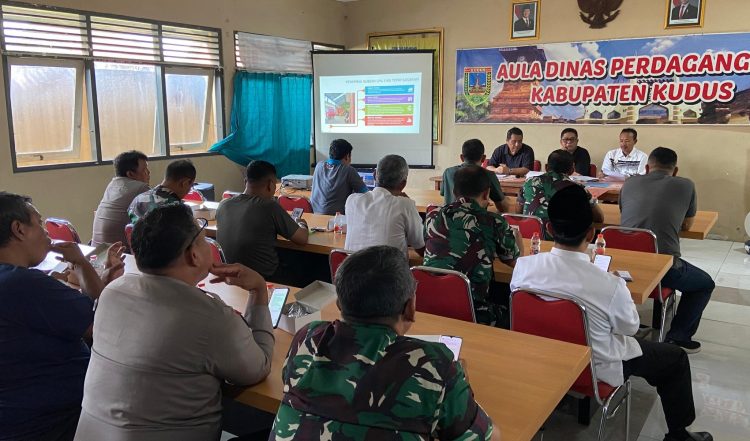 Dinas Perdagangan Kabupaten Kudus saat melakukan koordinasi bersama TNI-Polri untuk mengawasi penjualan elpiji subsidi. (Nisa HS/Harianmuria.com)