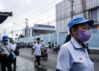 Buruh berjalan keluar dari pabrik PT Sri Rejeki Isman Tbk (Sritex) di Sukoharjo, beberapa waktu lalu. (Antaranews/Harianmuria.com)