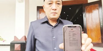Ketua DPRD Kabupaten Semarang Bondan Marutohening sedang menunjukkan sertifikat PBG palsu pada Minggu, 2 Februari 2024. (Hesty Imaniar | Harianmuria.com)