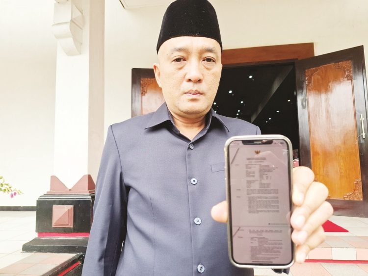 Ketua DPRD Kabupaten Semarang Bondan Marutohening sedang menunjukkan sertifikat PBG palsu pada Minggu, 2 Februari 2024. (Hesty Imaniar | Harianmuria.com)