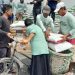 Para petani tengah mengangkut berkarung-karung pupuk dari gudang di wilayah Blora, Jawa Tengah. (Eko Wicaksono | Harianmuria.com)
