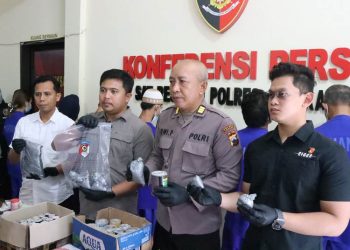 Satreskrim Polres Jepara menunjukkan barang bukti yang disita dari pelaku. (Dok. Polres Jepara/Harianmuria.com)