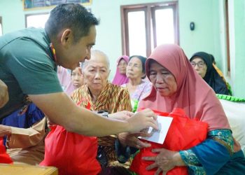 Dandim 0719/Jepara Letkol Arm Khoirul Cahyadi menyerahkan bantuan kepada warga kurang mampu. (Istimewa/Harianmuria.com)