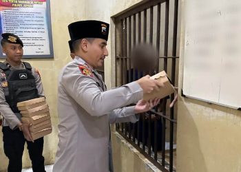 Kapolres Jepara AKBP Erick Budi Santoso membagikan takjil kepada para tahanan. (Dok. Polres Jepara/Harianmuria.com)