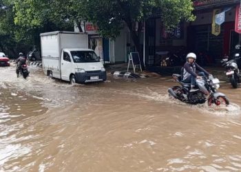 Pengendara melintasi Jalan Supriyadi, Pati kota yang tergenang banjir, Senin (17/2/2025) lalu. (Setyo Nugroho/Harianmuria.com)
