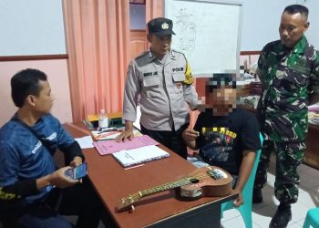 Petugas Polsek Weleri melakukan pemeriksaan terhadap pelaku. (Dok. Polsek Weleri/Harianmuria.com)