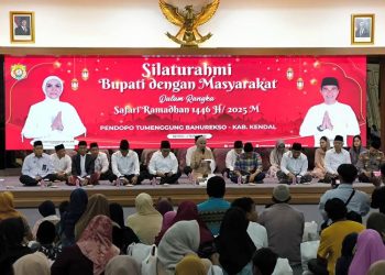 Bupati dan Wakil Bupati Kendal beserta tokoh masyarakat menghadiri Safari Ramadan. (Arvian Maulana/Harianmuria.com)