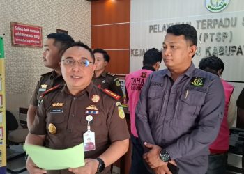 Kajari Kabupaten Semarang Ismail Fahmi menggelar konferensi pers terkait penetapan dua tersangka. (Hesty Imaniar/Harianmuria.com)