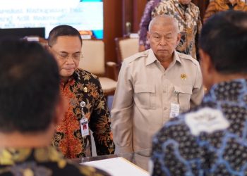 Wakil Ketua I DRPD Pati Hardi (kanan) bersama Bupati Pati Sudewo dalam proses penandatanganan Ranwal RKPD tahun 2026. (Setyo Nugroho/Harianmuria.com)