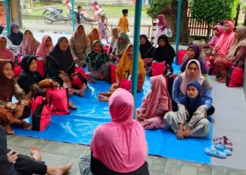 Warga mendapatkan santunan dan THR di kediaman anggota DPRD Pati Warsiti di Desa Keben, Tambakromo. (Febriyanto/Harianmuria.com)