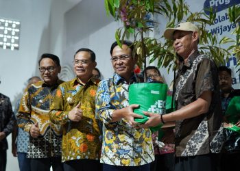 Direktur Utama PT Jasa Marga Subakti Syukur menyerahkan bantuan bibit durian kepada kelompok tani di Gunungwungkal, Pati. (Setyo Nugroho/Harianmuria.com)