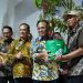 Direktur Utama PT Jasa Marga Subakti Syukur menyerahkan bantuan bibit durian kepada kelompok tani di Gunungwungkal, Pati. (Setyo Nugroho/Harianmuria.com)