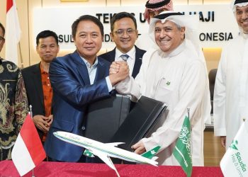 Direktur PHU Kemenag Hilman Latief dan General Manager Saudi Arabian Airlines Amer G Alghamdy menyepakati perjanjian Transportasi Pengangkutan Udara Haji. (Dok. Kemenag/Harianmuria.com)