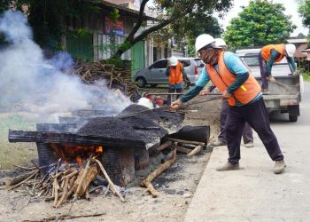 Perbaikan jalan di salah satu lokasi di wilayah Kabupaten Jepara. (Muhammad Aminudin/Harianmuria.com)