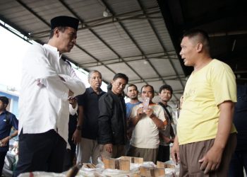 Menteri Pertanian Andi Amran Sulaiman (kiri) melakukan sidak di Pasar Induk Beras Cipinang, Jakarta Timur. (Dok. Kementan/Harianmuria.com)