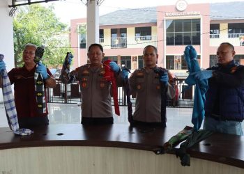 Polisi menunjukkan barang bukti yang diduga hendak digunakan untuk perang sarung. (Dok. Polres Demak/Harianmuria.com)
