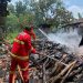 Petugas memadamkan sisa api yang membakar rumah warga di Tlogorejo, Karangawen, Pati. (Burhan Aslam/Harianmuria.com)
