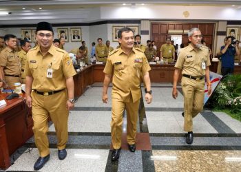 Gubernur Jawa Tengah Ahmad Luthfi (tengah) mengahadiri rapat pengarahan pada pimpinan OPD, Senin (3/3/2025). (Dok. DPRD Jateng/Harianmuria.com)