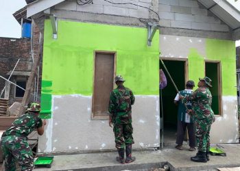 Satgas TMMD saat melakukan pengecatan rumah layak huni dalam program RTLH, Selasa (4/3/2025). (Burhan Aslam/Harianmuria.com)