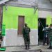 Satgas TMMD saat melakukan pengecatan rumah layak huni dalam program RTLH, Selasa (4/3/2025). (Burhan Aslam/Harianmuria.com)