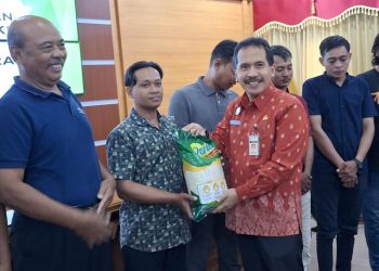 Sekda Jepara Edy Sujatmiko menyalurkan secara simbolis bantuan beras kepada nelayan terdampak paceklik.